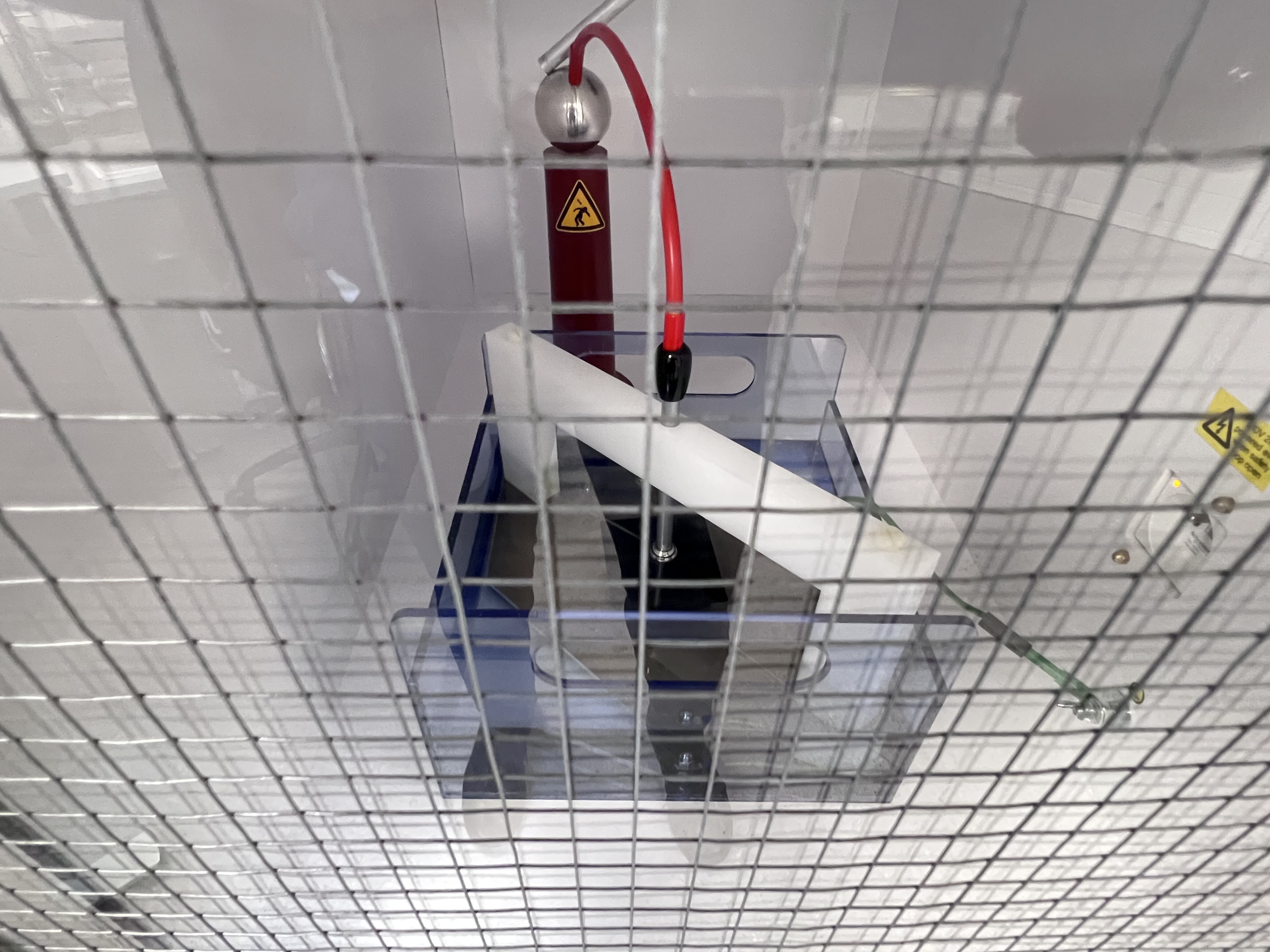 Durchschlagfestigkeit und LNP Universalhärte gallery item